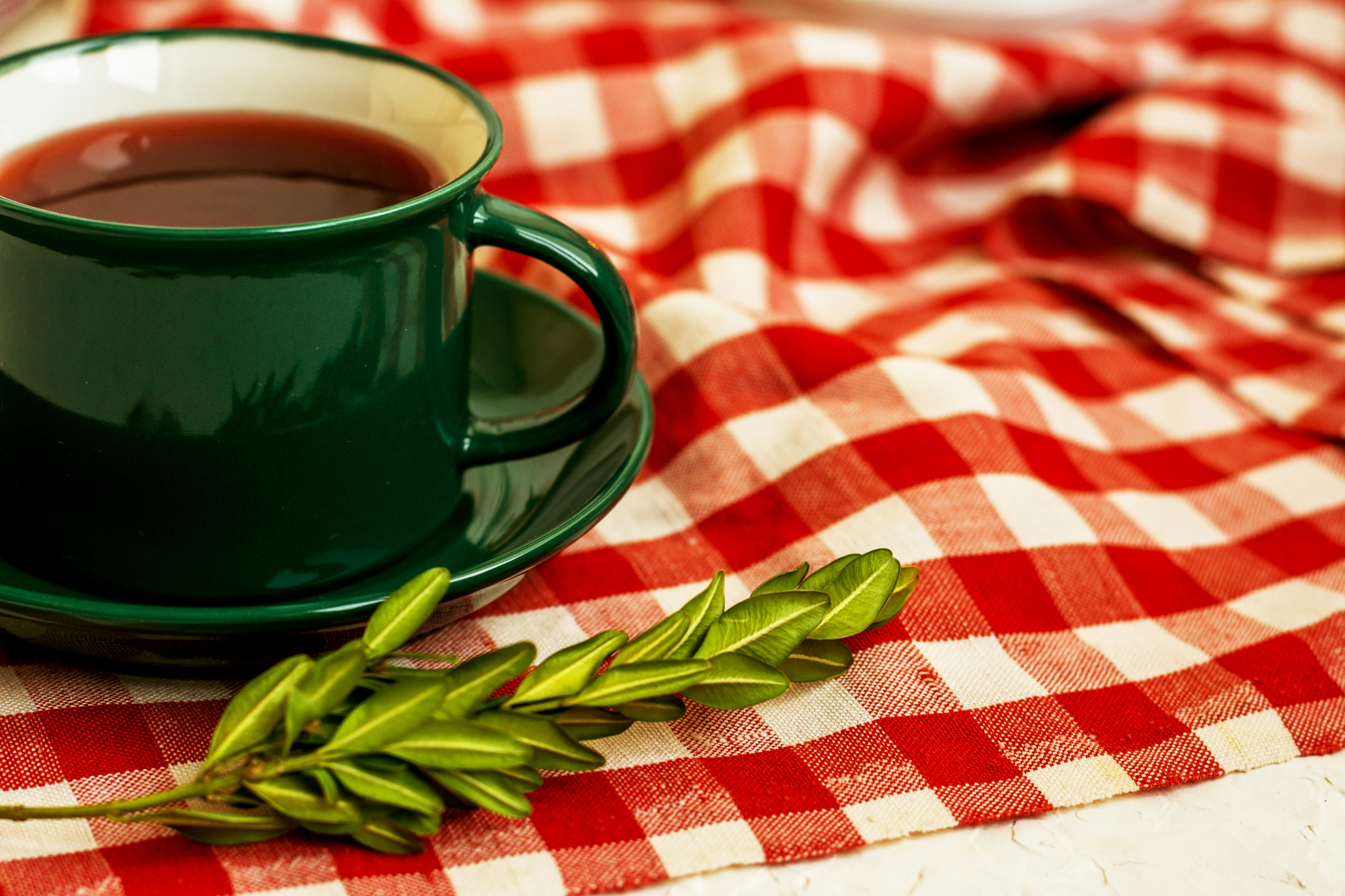 Čaj v průhledném šálku s citrusem