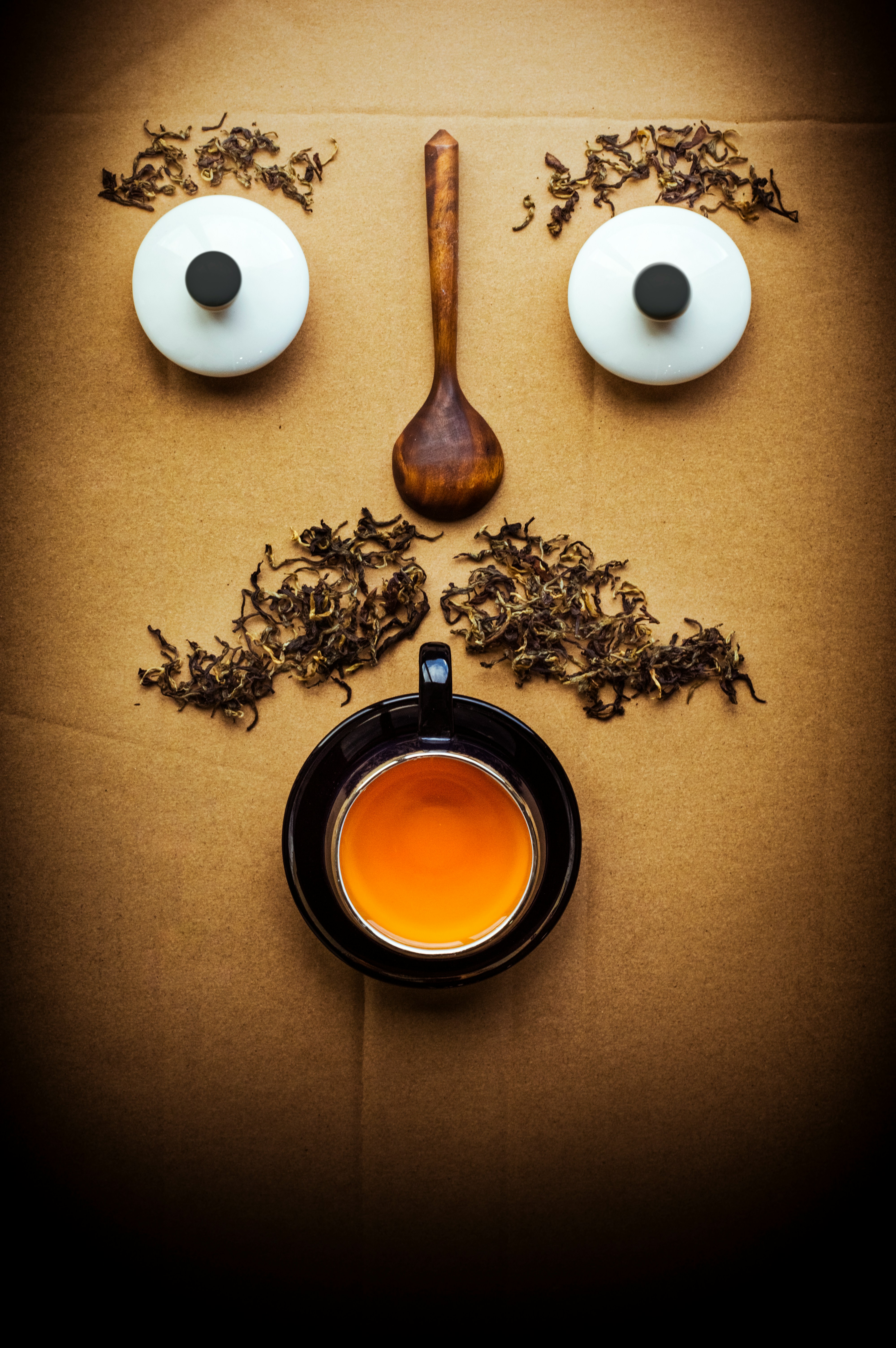 Veselý hrníček s čajem na stole